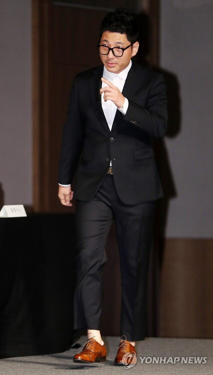 지난 2016년 8월 18일 오전 서울 종로구 나인트리컨벤션에서 열린 악극 '불효자는 웁니다 시즌2' 기자간담회에서 배우 정운택이 무대에 오르고 있다. <연합뉴스>